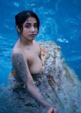 Insta Model Deep Cleavage